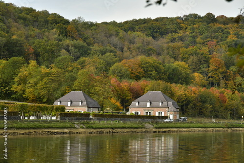 L'orangerie du château de Freyr composé de deux pavillons identiques au bord de Meuse dans un cadre bucolique en automne à Anseremme au sud de Dinant 