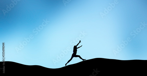 Silhouette einer Frau im schnellen Lauf