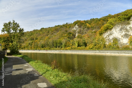 Imposants rochers en calcaire bordant la Meuse à Anseremme au sud de Dinant 