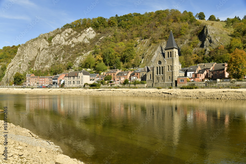 Partie sud de la ville de Dinant avec l'église St-Paul entre la Meuse et la colline rocheuse 