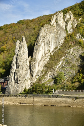La Meuse et le rocher Bayard reconnu comme site touristique entre Anseremme et Dinant 