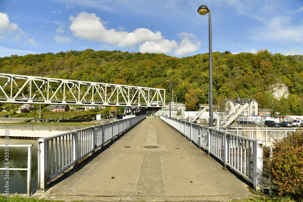 Passage sur le barrage-écluse près du pont du chemin de fer à Anseremme au sud de Dinant 