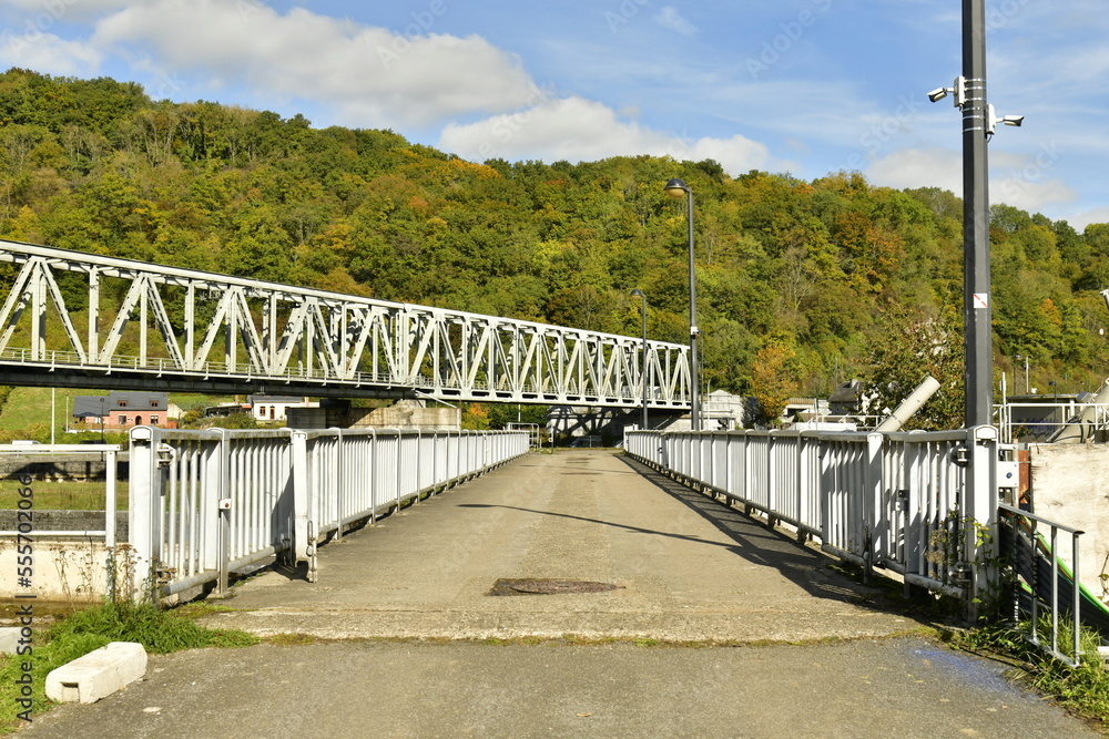 Passage sur le barrage-écluse près du pont du chemin de fer à Anseremme au sud de Dinant 