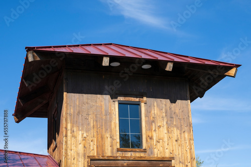 A red metal roof on a wooden tower © Richard Nantais