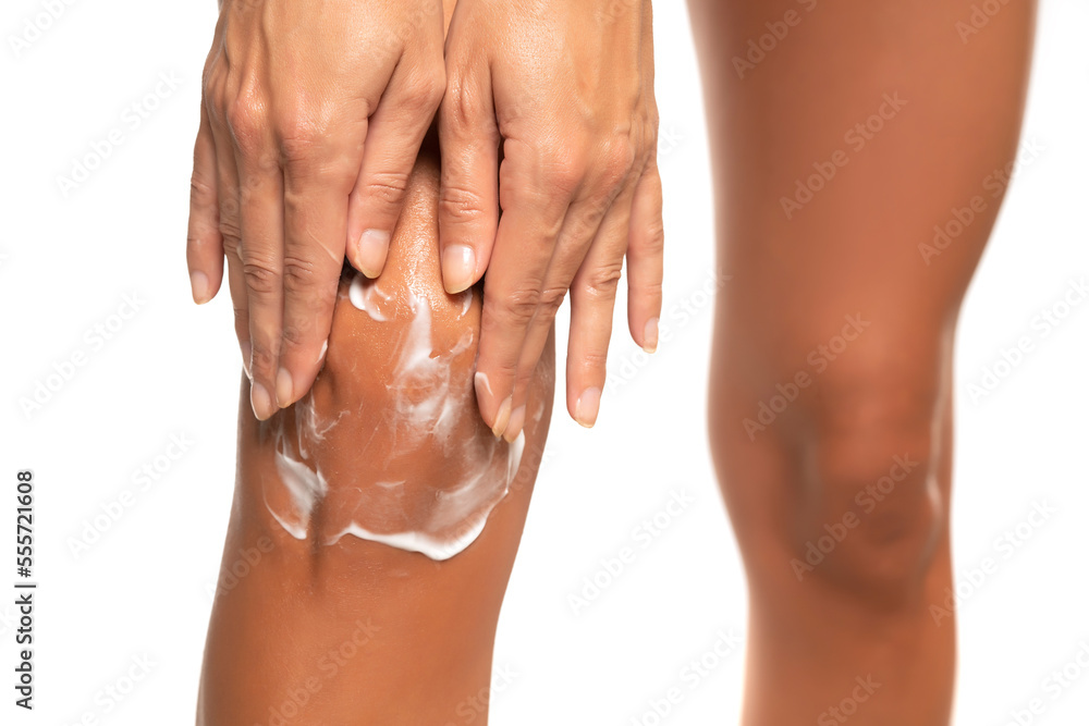 © vladimirfloyd - Woman applying moisturizer cream on the knee