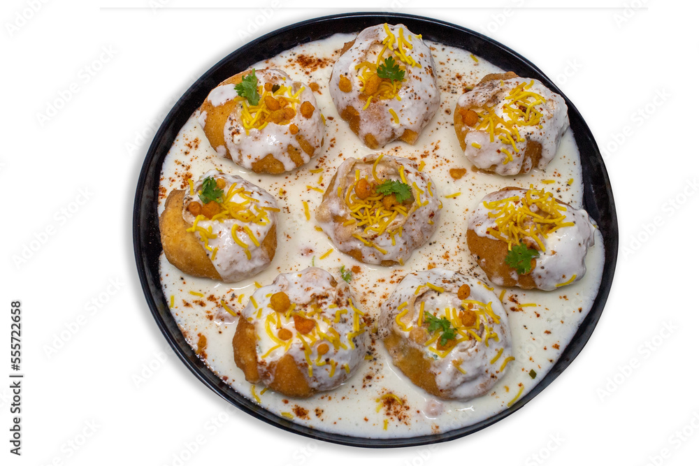 popular sweet spicy north indian chaat item dahi puri, dahi poori, dahi batata puri, dahi bhalle, gol gappa stuffed with potato, yogurt, sev, sprouts - obrazy, fototapety, plakaty 