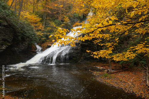 Fototapeta Naklejka Na Ścianę i Meble -  Dingmans Falls in the Poconos in Pennsylvania in Autumn