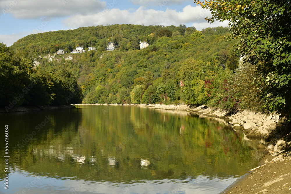 Colline boisée avec quelques bâtisses perchés presque tout en haut à Lustin-Profondeville à 10km au sud de Namur Colline boisée avec quelques bâtisses perchés presque tout en haut à Lustin-Profondeville à 10km au sud de Namur