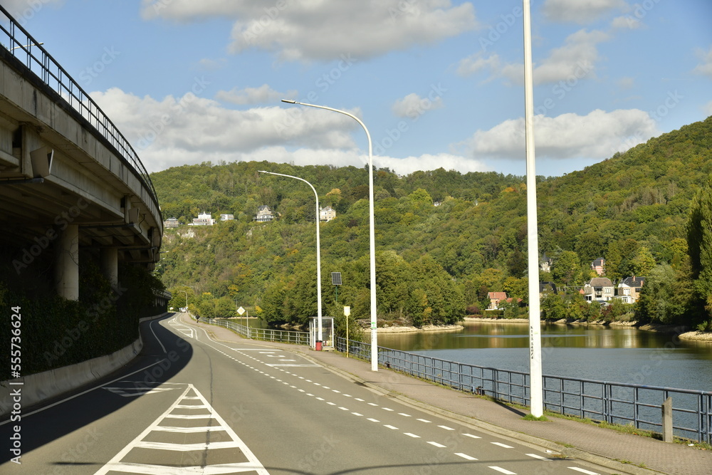 Voie routière principale reliant Dinant vers Namur longeant la Meuse à Lustin 