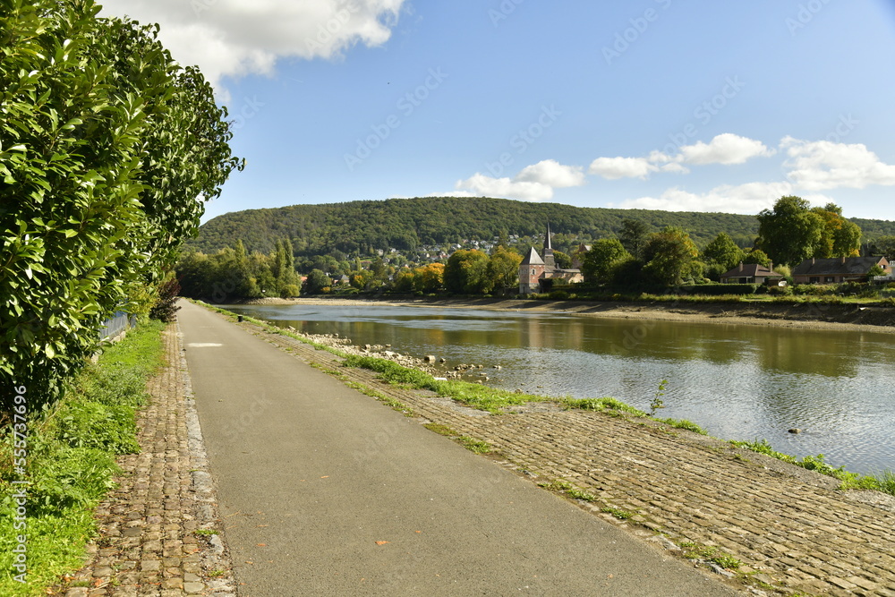 Petite route secondaire pour la promenade longeant la Meuse entre Yvoir ,Godinne et Lustin au milieu d'un paysage bucolique de collines boisées à une dizaine de Km au sud de Namur 