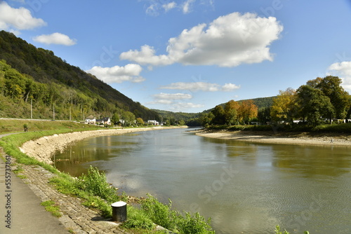 L une des courbes de la Meuse entre les collines bois  es    godinne    mi-chemin entre Namur et Dinant 