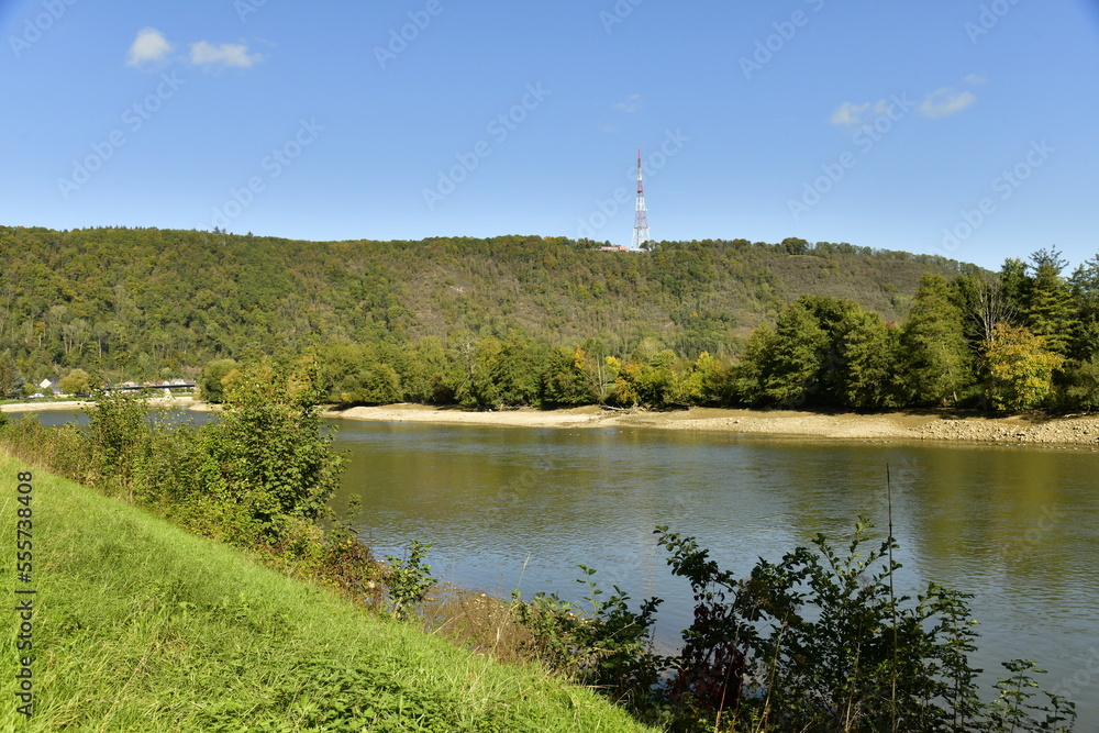 La Meuse traversant une région sauvage entre Yvoir et Godinne au nord de Dinant 
