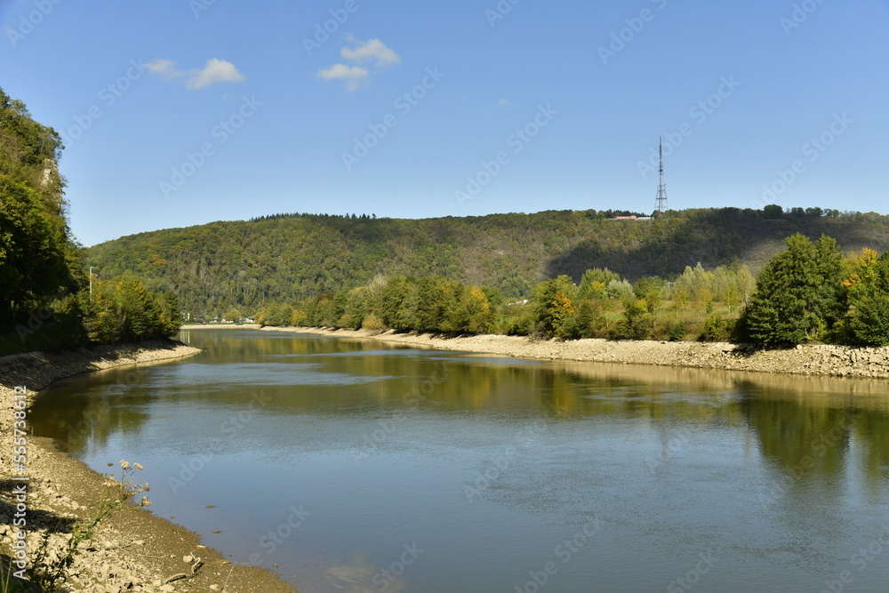 La Meuse traversant une région sauvage entre Yvoir et Godinne au nord de Dinant La Meuse traversant une région sauvage entre Yvoir et Godinne au nord de Dinant