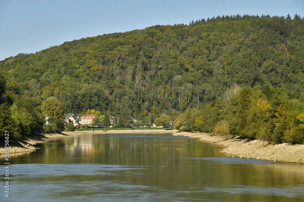 La Meuse au niveau bas entre les hautes collines à Annevoie-Rouillon à mi-chemin entre Namur et Dinant 