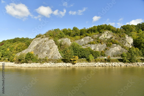 Pans de rochers calcaires et végétation sauvage longeant la Meuse en basses eaux  entre Yvoir et Godinnes en aval de Dinant  photo