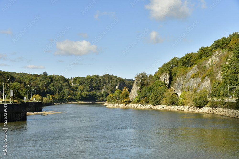 La Meuse réduite en état de rivière due à la sécheresse traversant une vallée verdoyante à Lustin-Godinne entre Dinant et Namur godinne La Meuse réduite en état de rivière due à la sécheresse traversant une vallée verdoyante à Lustin-Godinne entre Dinant et Namur godinne
