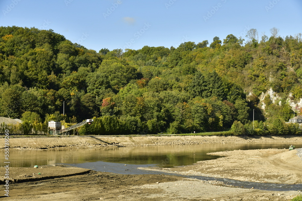 La Meuse réduite en état de rivière dû à la sécheresse d'été 2022 dans sa vallée à la végétation luxuriante à Yvoir près de Dinant 