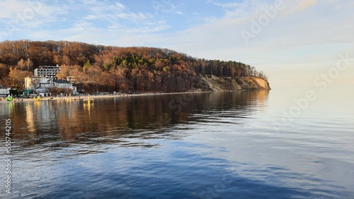 Klif i pensjonat restauracja nad morzem w czasie jesieni photo