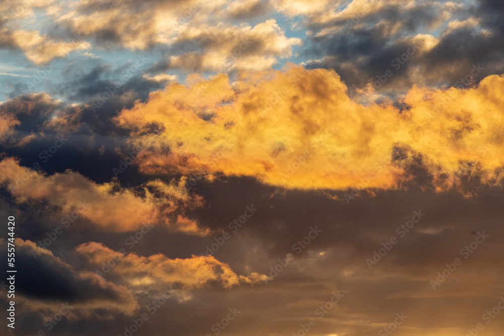 Fototapeta premium sky with clouds and lots of colours at sunset