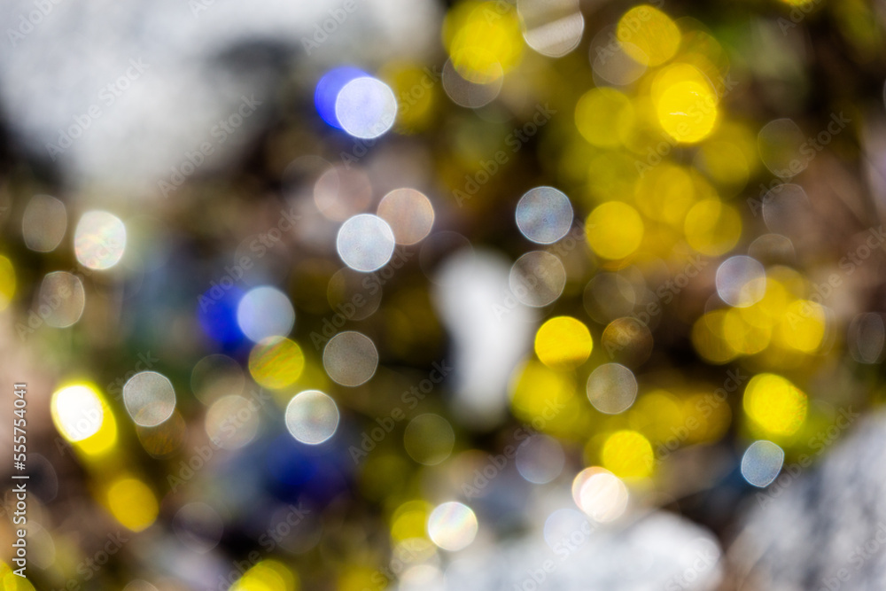 Reflexe bilden abstrakte bunte Kreise und Kugeln in weiß, blau und gold als wären es Weihnachtskugeln. Reflexe bilden abstrakte bunte Kreise und Kugeln in weiß, blau und gold als wären es Weihnachtskugeln.