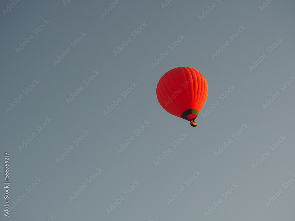 Fototapeta premium Hot Air Balloon in the Desert