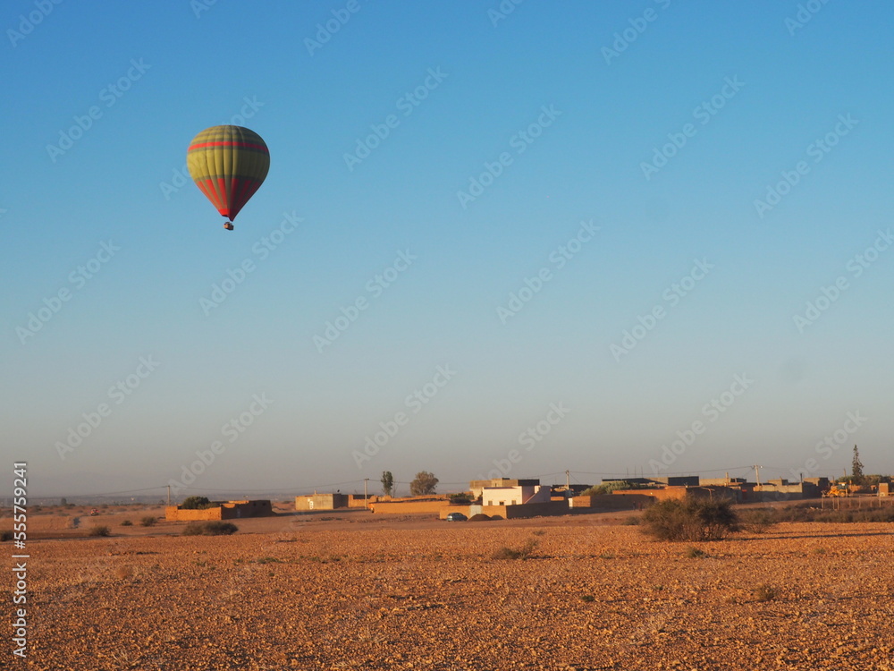 Obraz premium Hot Air Balloon in the Desert