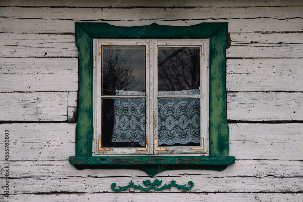 Obraz premium Window in an old wooden house.