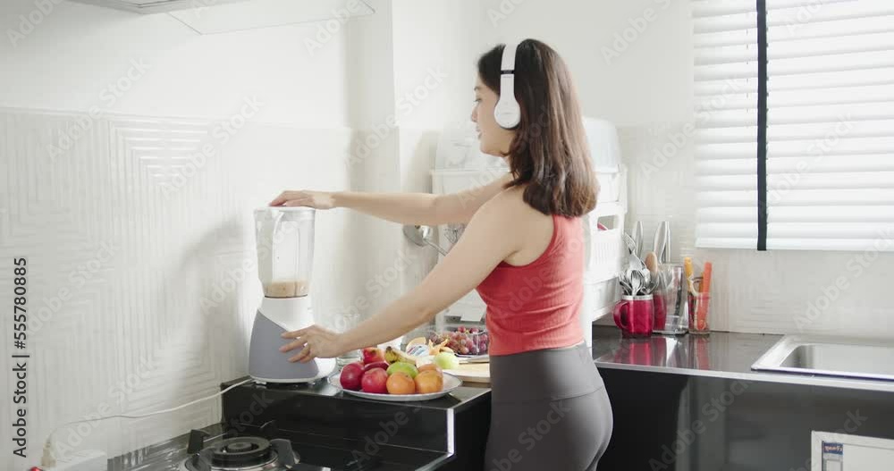 Health-loving women Cook your own food in the kitchen After exercise Health-loving women Cook your own food in the kitchen After exercise