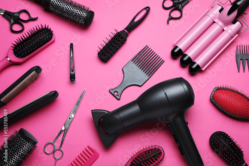 Foto Flat lay composition of different professional hairdresser tools on pink backgro