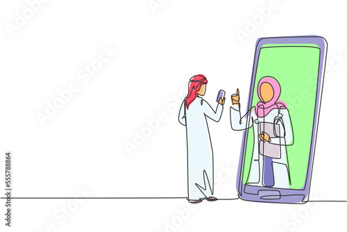 Single continuous line drawing Arab male patient holding smartphone standing facing giant smartphone and consulting female doctor. Doctor online. Dynamic one line graphic design vector illustration