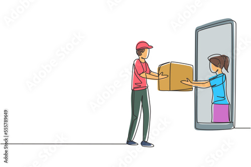 Continuous one line drawing female customer receives boxed package, through smartphone screen from male courier. Online delivery service concept. Single line draw design vector graphic illustration