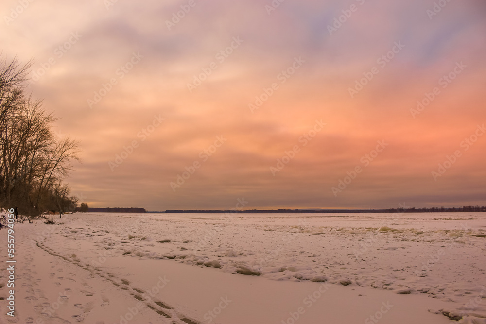 Obraz premium Beautiful winter landscape at the ravine Petrie Island, Ottawa river