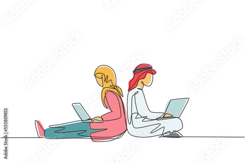Single continuous line drawing Arabian couple with laptop sitting and lean on each other. Freelance, distance learning, online courses, and studying. One line draw graphic design vector illustration