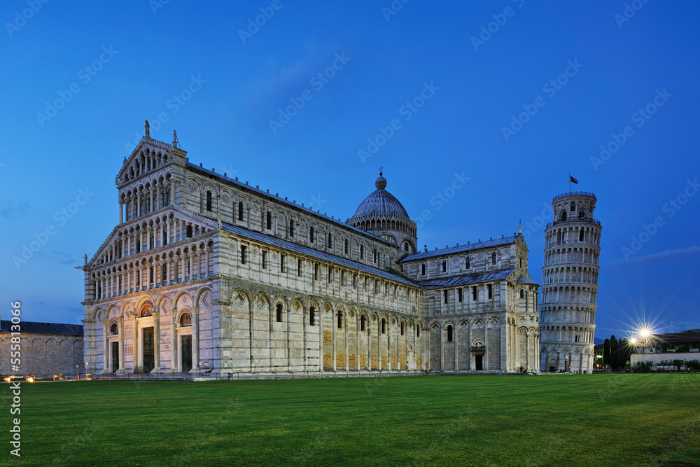 Duomo de Pisa and Leaning Tower of Pisa at Night, Piazza dei Miracoli, Pisa, Tuscany, Italy Duomo de Pisa and Leaning Tower of Pisa at Night, Piazza dei Miracoli, Pisa, Tuscany, Italy