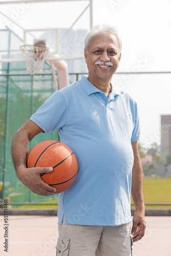 Canvas Print Portrait of senior man at the basketball court.