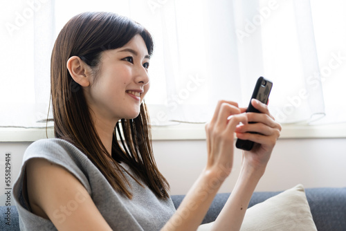 スマートフォンを操作する日本人女性