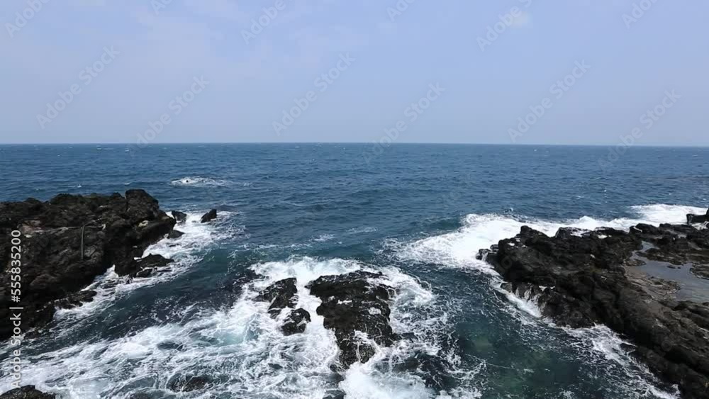 제주도의 현무암해변에서 산산히 부서지는 아름다운 파도 영상 제주도의 현무암해변에서 산산히 부서지는 아름다운 파도 영상