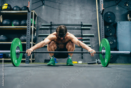 Billede på lærred Concentrated man ready to lift weigh in a gym