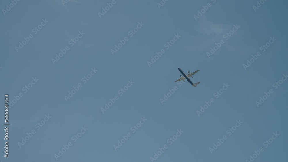 Excellent shot of the plane in flight. Excellent shot of the plane in flight.