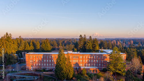 Φωτογραφία Mount Rainier and Lacey, Washington at sunset