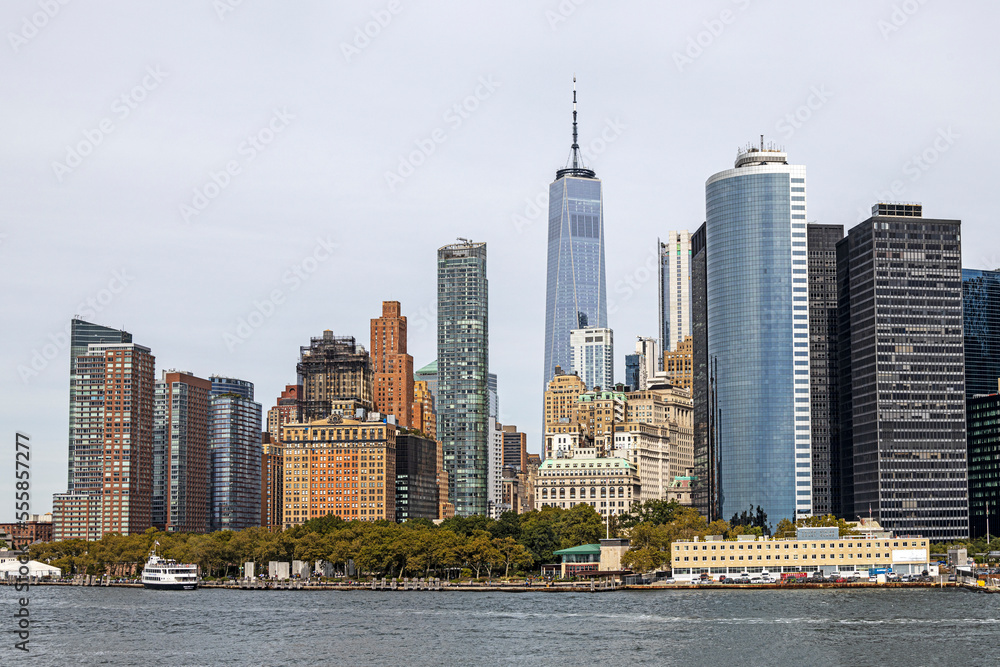 Skyline der Südspitze von Manhattan mit dem One World Trade Center Skyline der Südspitze von Manhattan mit dem One World Trade Center