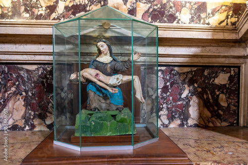 sculpture de la vierge marie qui tient dans ses bras le christ mort dans une eglise de verone en italie photo
