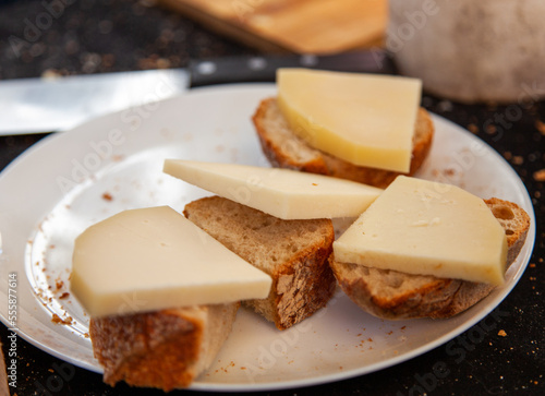 Queso expuesto en el mercado anual de Santo Tomás en Bilbao, Bizkaia, País Vasco