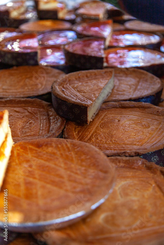 Pasteles vascos expuestos en el mercado anual de Santo Tomás en Bilbao, Bizkaia, País Vasco