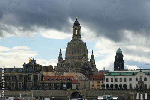 Blick über die Elbe zur Altstadt mit der Frauenkirche in Dresden