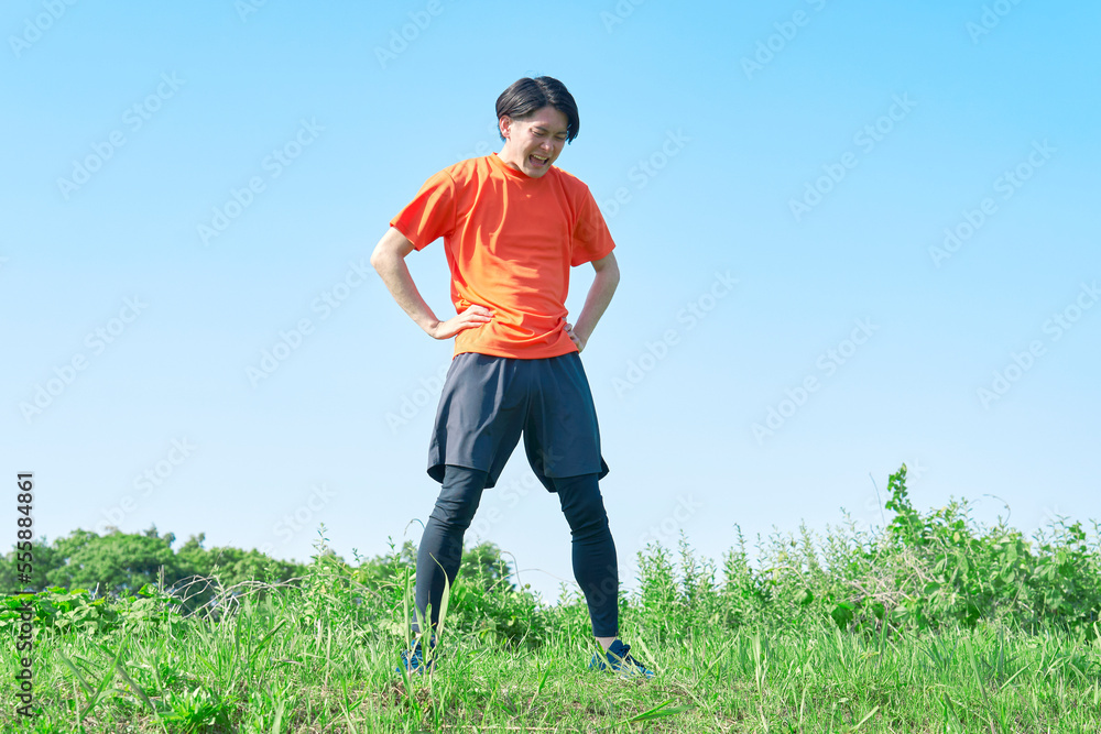 屋外で運動中に体調不良になる男性