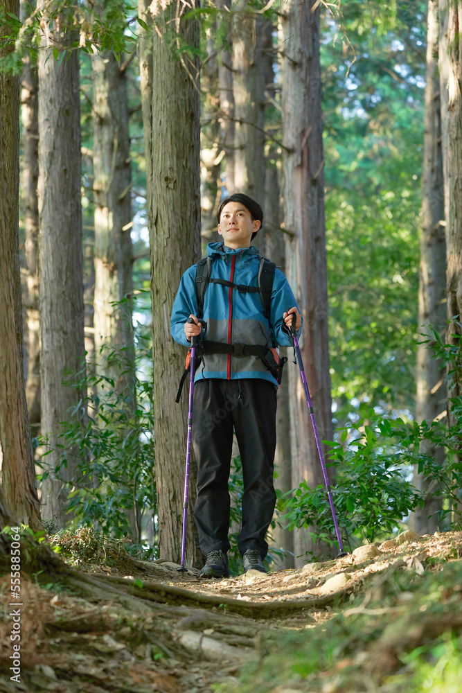 ソロ登山をする男性 ソロ登山をする男性