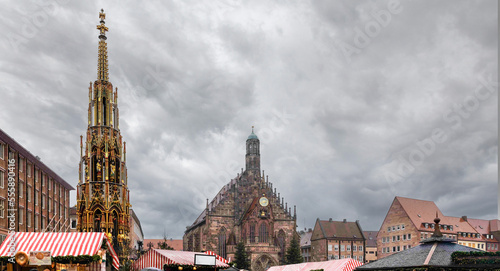 Der schöne Turm auf dem Hauptmarkt in Nürnberg und die Frauenkirche zur Adventszeit © Lichtblick
