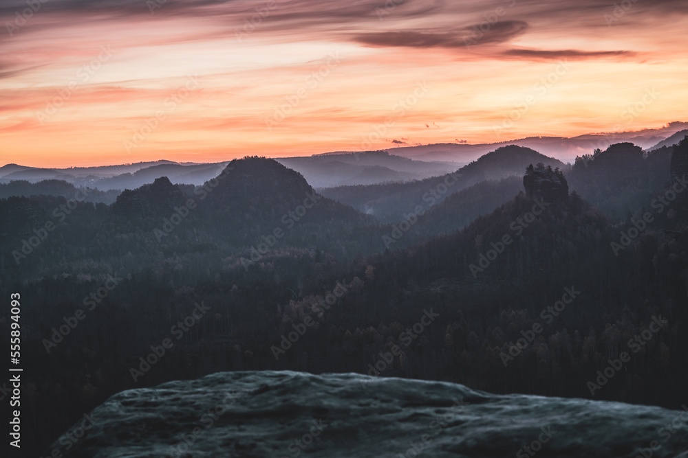 Fototapeta premium Kleiner Winterberg am Morgen
