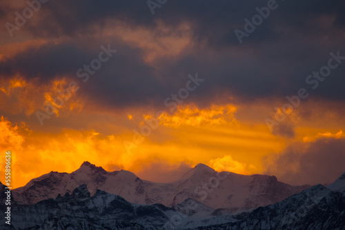 Sonnenaufgang in den Berner Alpen im Winter Richtung Eiger  Jungfrau  Lobh  rner    bni Flue